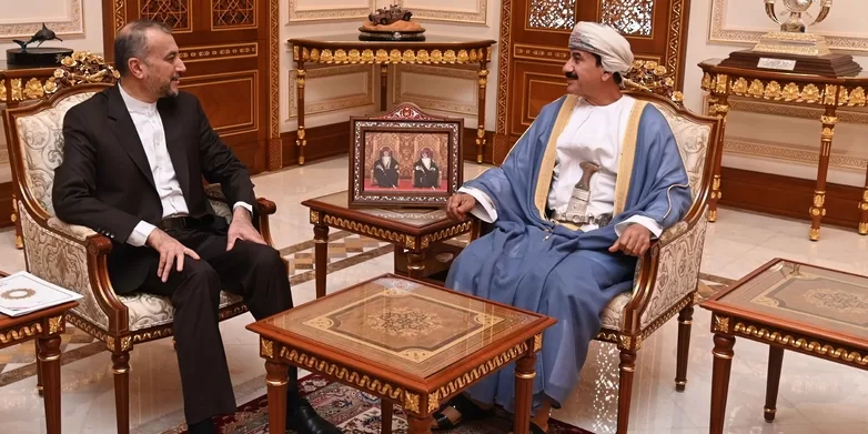 وزير المكتب السلطاني يناقش مجالات التعاون مع وزير الخارجية الإيراني