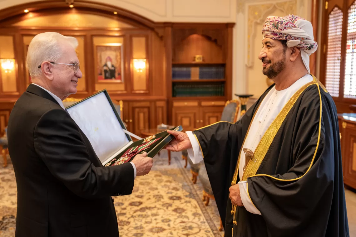 جلالة السلطان يمنح وسام التكريم لرئيس هيئة متاحف روسيا