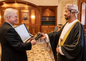 جلالة السلطان يمنح وسام التكريم لرئيس هيئة متاحف روسيا
