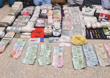 القبض على 6 آسيويين بتهمة حيازة مواد مخدرة