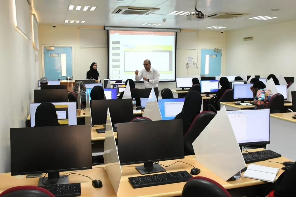 مشاركة 255 طالبًا  في حلقات عمل تنمية مهارات البحث بجامعة السلطان قابوس