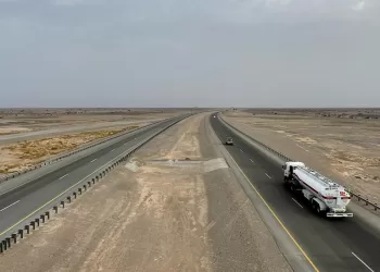 للشركات العمانية والسعودية.. طرح 3 مناقصات لتنفيذ 3 مراحل من ازدواجية طريق “أدم ـ ثمريت”