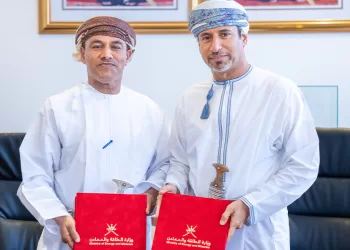 “العوفي” يوقع اتفاقية للتنقيب عن خام “البوتاش” في “سبخة أم السميم”