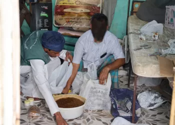 يقوم بصناعتها وافد.. ضبط 3 آلاف علبة وكيس تبغ ممضوغ قبل بيعها في قريات