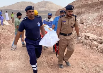 بالصور.. وفاة شخص في حادث تدهور معدة ثقيلة بشمال الباطنة