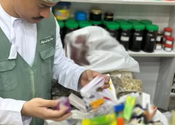 بعضها يصرف بوصفة طبية.. ضبط 10 آلاف سلعة محظورة في السويق