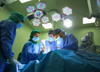 نجاح عملية زراعة جهاز سمعي الأحدث من نوعه لفتاة بمستشفى جامعة السلطان قابوس