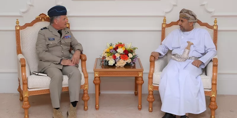 الأمين العام بوزارة الدفاع يستقبل مسؤولًا عسكريًّا بريطانيًّا