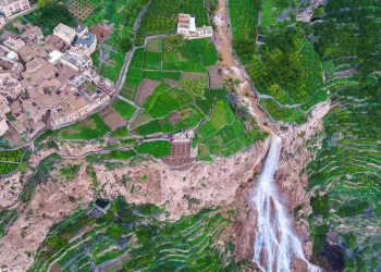 الجبل الأخضر يشهد طقسًا معتدلًا وسط إقبال سياحي من المواطنين والمقيمين