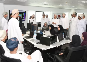 عمانيون ينجحون في تصميم رقائق إلكترونية.. و”النقل والاتصالات وتقنيةالمعلومات” تحتفل بإرسالها للاختبار والتصنيع