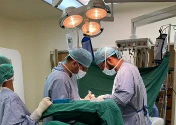 فريقٌ طبيٌّ بمستشفى خولة ينجح في تدخل جراحيٍّ عاجل لحالة حرجة في صحار
