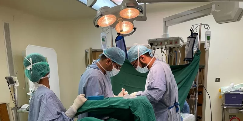فريقٌ طبيٌّ بمستشفى خولة ينجح في تدخل جراحيٍّ عاجل لحالة حرجة في صحار