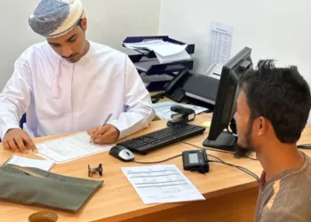 ضبط 41 عاملا مخالفا في نزوى وسمائل