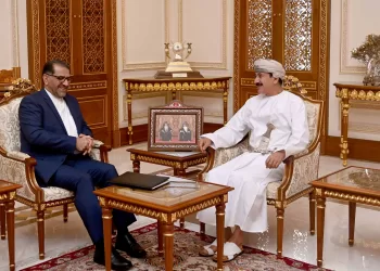 وزير المكتب السلطاني يستعرض عددا من الموضوعات المشتركة مع السفير الإيراني