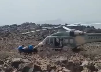 طيران الشرطة يقوم بنقل جثمان المواطن المفقود في الحوقين