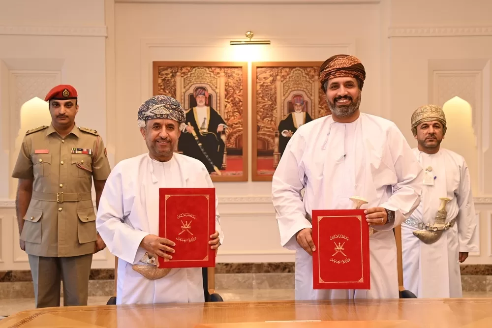التوقيع على مبادرات التدريب المقرون بالتشغيل بين وزارة الدفاع والحرس السلطاني و”العمل”