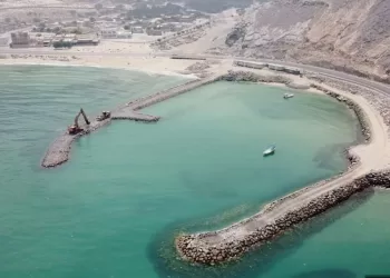 تواصل الأعمال الإنشائية لمشروع كواسر الأمواج في بخاء بمسندم