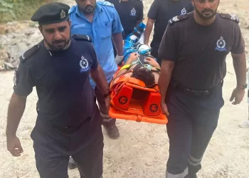 سقوط شخص من أعلى الجبل في وادي بني خالد