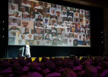 رئيس جامعة السلطان قابوس يلتقي بالطلبة الجدد في افتتاح البرنامج التعريفي