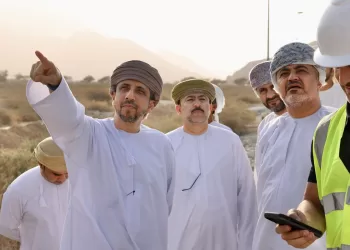 “المعولي” يطلع على سير العمل بمشاريع النقل الاستراتيجية في مسندم
