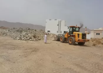 بلدية مسقط تنفذ حملة لإزالة المخلفات والردميات في العامرات