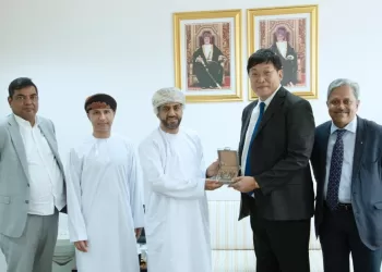 صاحب اختراع دواء إندالي لمرضى فقر الدم المنجلي يزور جامعة السلطان قابوس