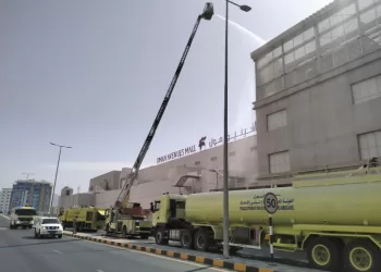بالفيديو.. اندلاع حريق في مركز تجاري بمسقط