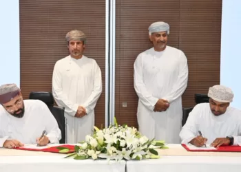 “العمانية للغاز الطبيعي المسال” توقع اتفاقيتي البنود الملزمة مع شركتين لتسليم 1.5 مليون طن متري سنويا
