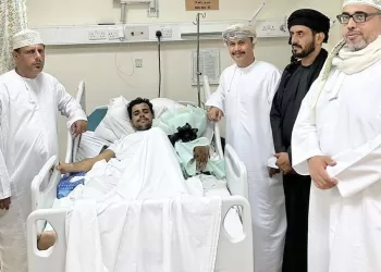 بعد شجاعته في إنقاذ طفلة.. “العُمانية لحقوق الإنسان” تزور “العمري” بالمستشفى