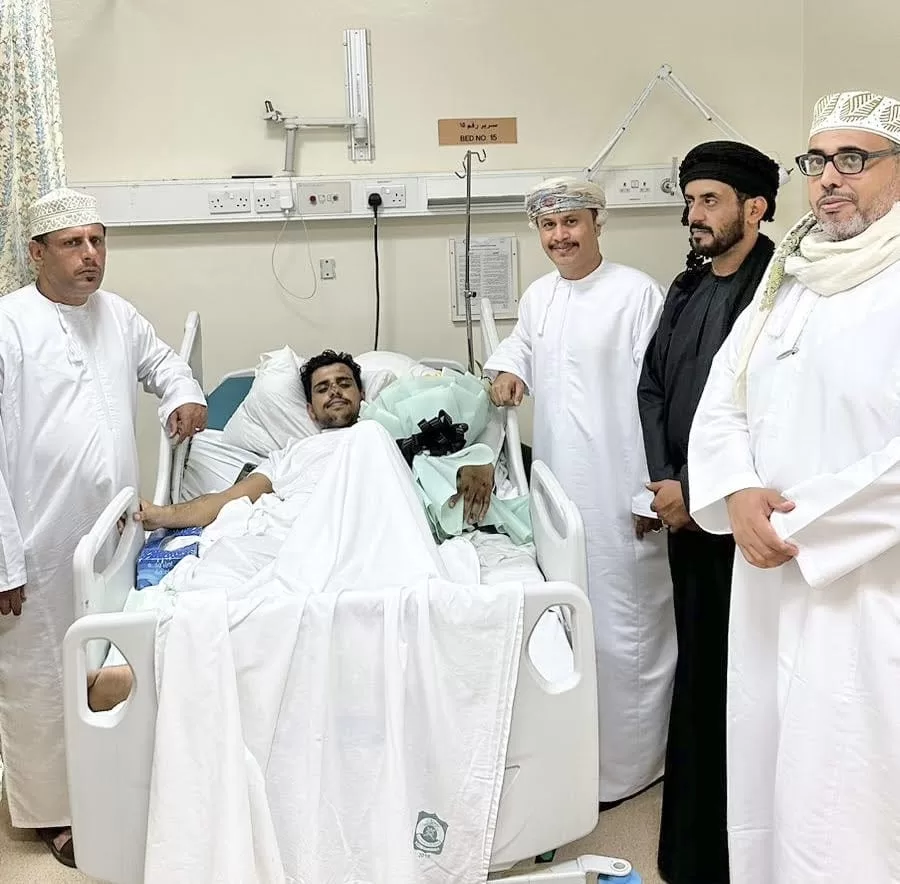 بعد شجاعته في إنقاذ طفلة.. “العُمانية لحقوق الإنسان” تزور “العمري” بالمستشفى