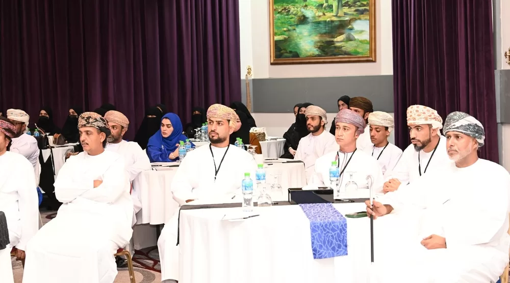 مناقشة أثر المخدرات على التنمية المستدامة بمؤتمر الشباب في صلالة