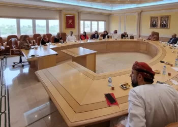 وفد بحريني يطلع على التجربة العمانية في تحديد احتياجات الموارد البشرية الصحية عبر “وايزن”