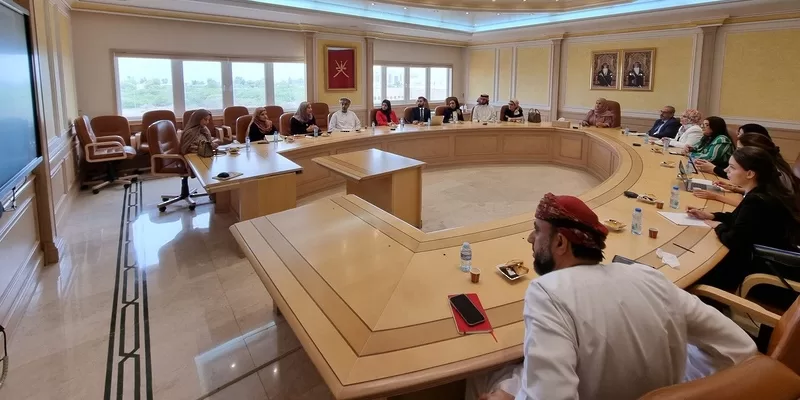 وفد بحريني يطلع على التجربة العمانية في تحديد احتياجات الموارد البشرية الصحية عبر “وايزن”