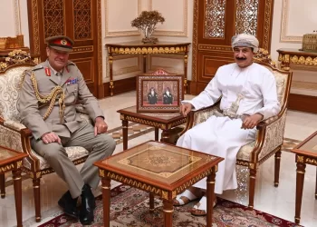 وزير المكتب السلطاني يستقبل مسؤولًا عسكريًّا بريطانيًّا