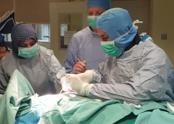 نجاح إجراء عملية مُعقّدة لطفل يُعاني من قصور خلقي في الغدّة الدرقية أثناء الحمل