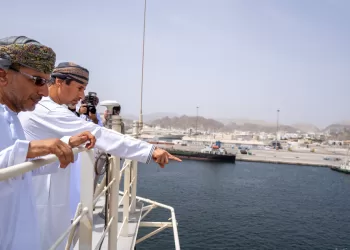 العوفي يطلع على مرافق ناقلة الهيدروجين المسال “سوسو فرونتير”