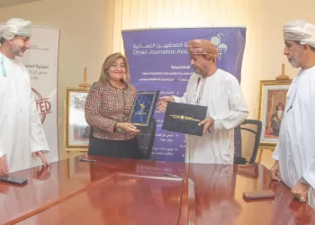 تتضمن منحا مجانية لأعضاء الجمعية.. تعاون بين “الصحفيين العمانية” والكلية العلمية للتصميم