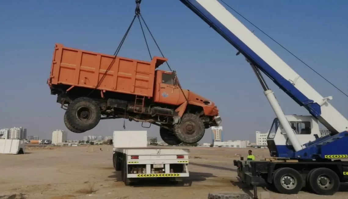 تنفيذ عمليات نقل وإزالة للمركبات المهملة في مسقط