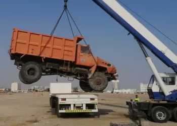 تنفيذ عمليات نقل وإزالة للمركبات المهملة في مسقط