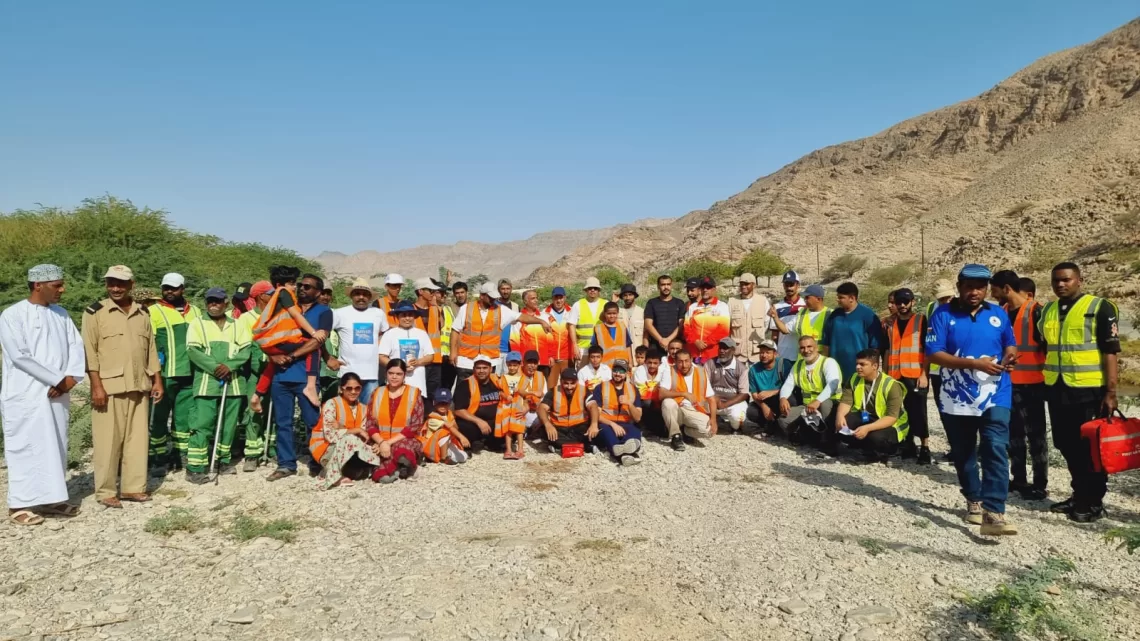 فريق العامرات الخيري ينظم حملة بيئية لتنظيف مجرى وادي عدي