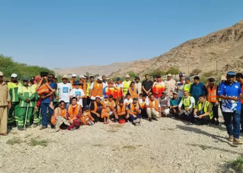 فريق العامرات الخيري ينظم حملة بيئية لتنظيف مجرى وادي عدي