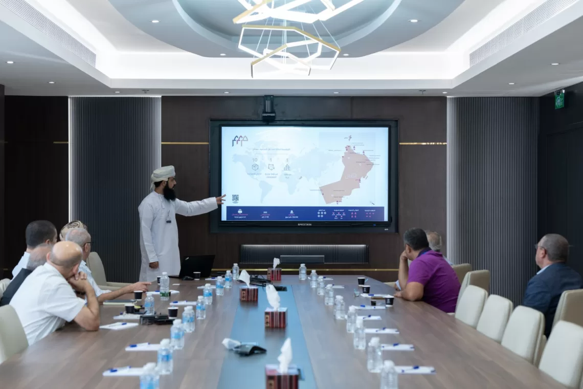 وفد من رجال الأعمال التونسيين يطلع على مشاريع مدينة سمائل الصناعية