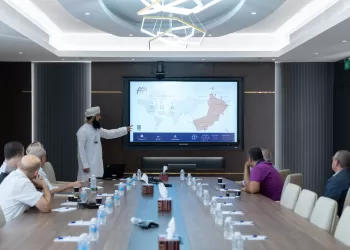 وفد من رجال الأعمال التونسيين يطلع على مشاريع مدينة سمائل الصناعية