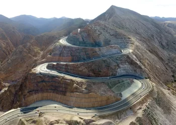 بسبب الاختناقات المرورية.. مواطنون يقترحون حلولا لأزمة غلق طريق “عقبة بوشر-العامرات”