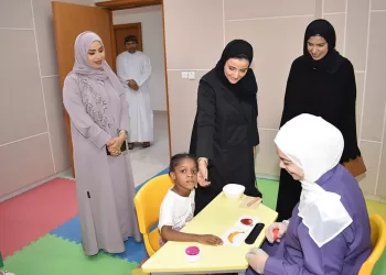 الوكيلة المساعدة لشؤون الأسرة بقطر تزور مركز التوحد في السيب