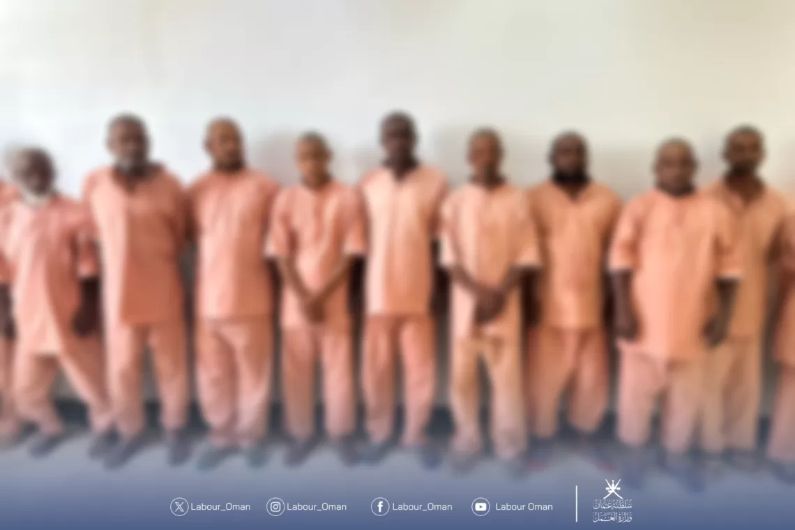 بحوزتهم مواد محظورة.. ضبط 29 مخالفا لقانون العمل في بركاء