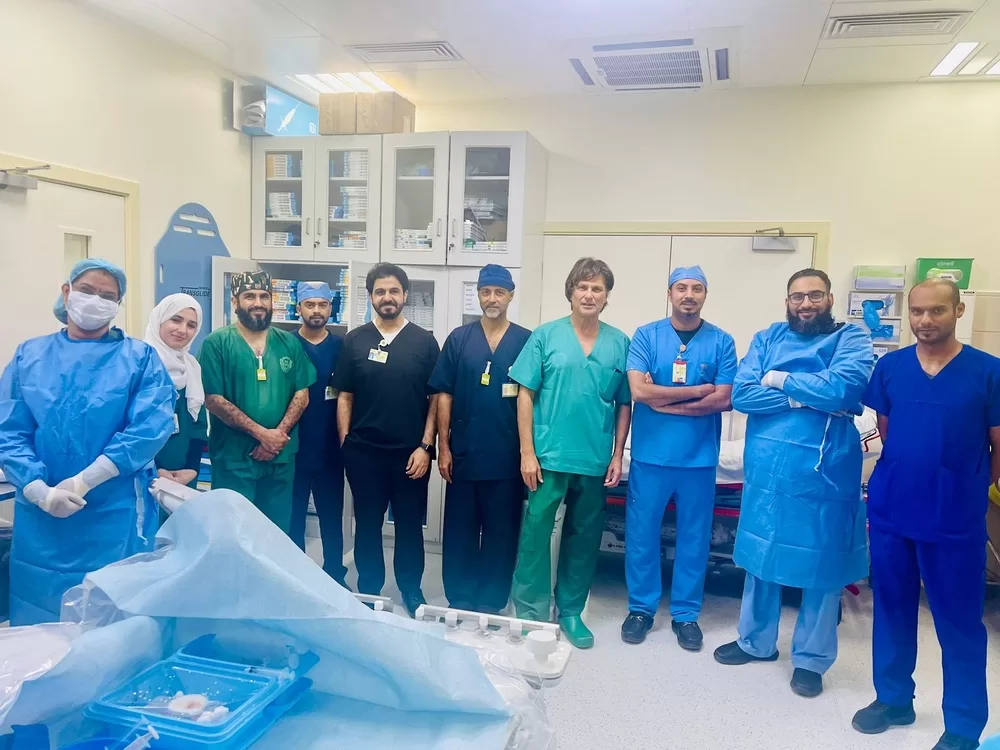 مستشفى جامعة السلطان قابوس ينجح في علاج 4 حالات معقدة لفتح الشرايين التاجية