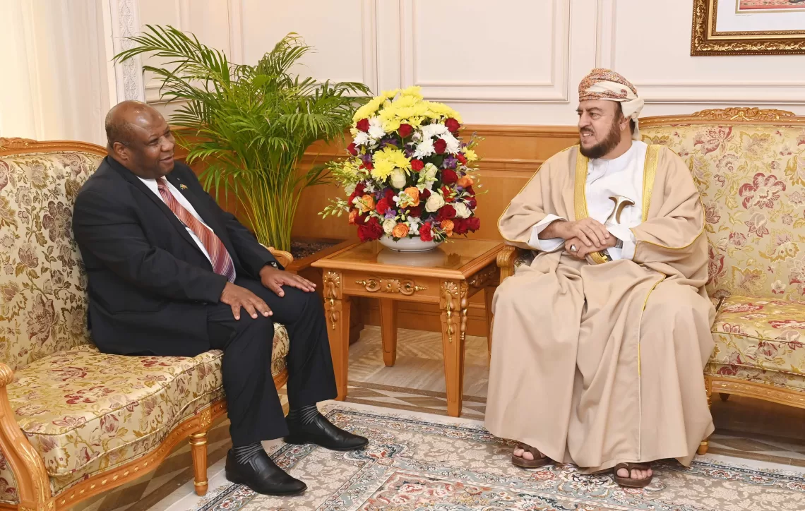 نيابة عن جلالة السلطان.. السيد أسعد بن طارق يودع سفير تنزانيا