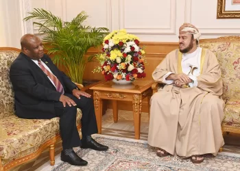 نيابة عن جلالة السلطان.. السيد أسعد بن طارق يودع سفير تنزانيا
