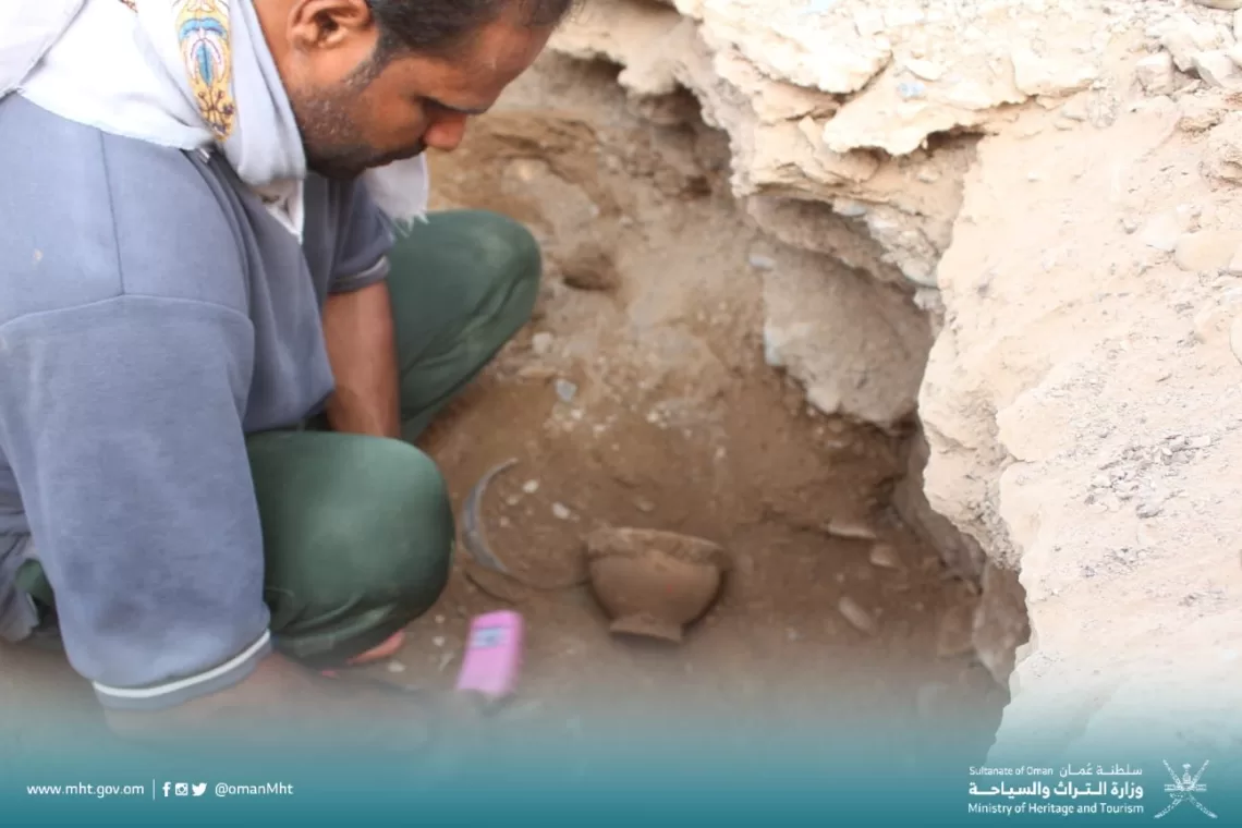 تنفيذ تنقيبات أثرية في سمائل.. وهذا ما عثروا عليه